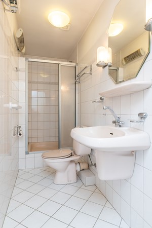 Foto - Te koop: Een ruime twee-onder-een kapwoning met inpandige garage, groot souterrain en goed formaat tuin gelegen op het Zuidwesten op een prima locatie in Wijlre.